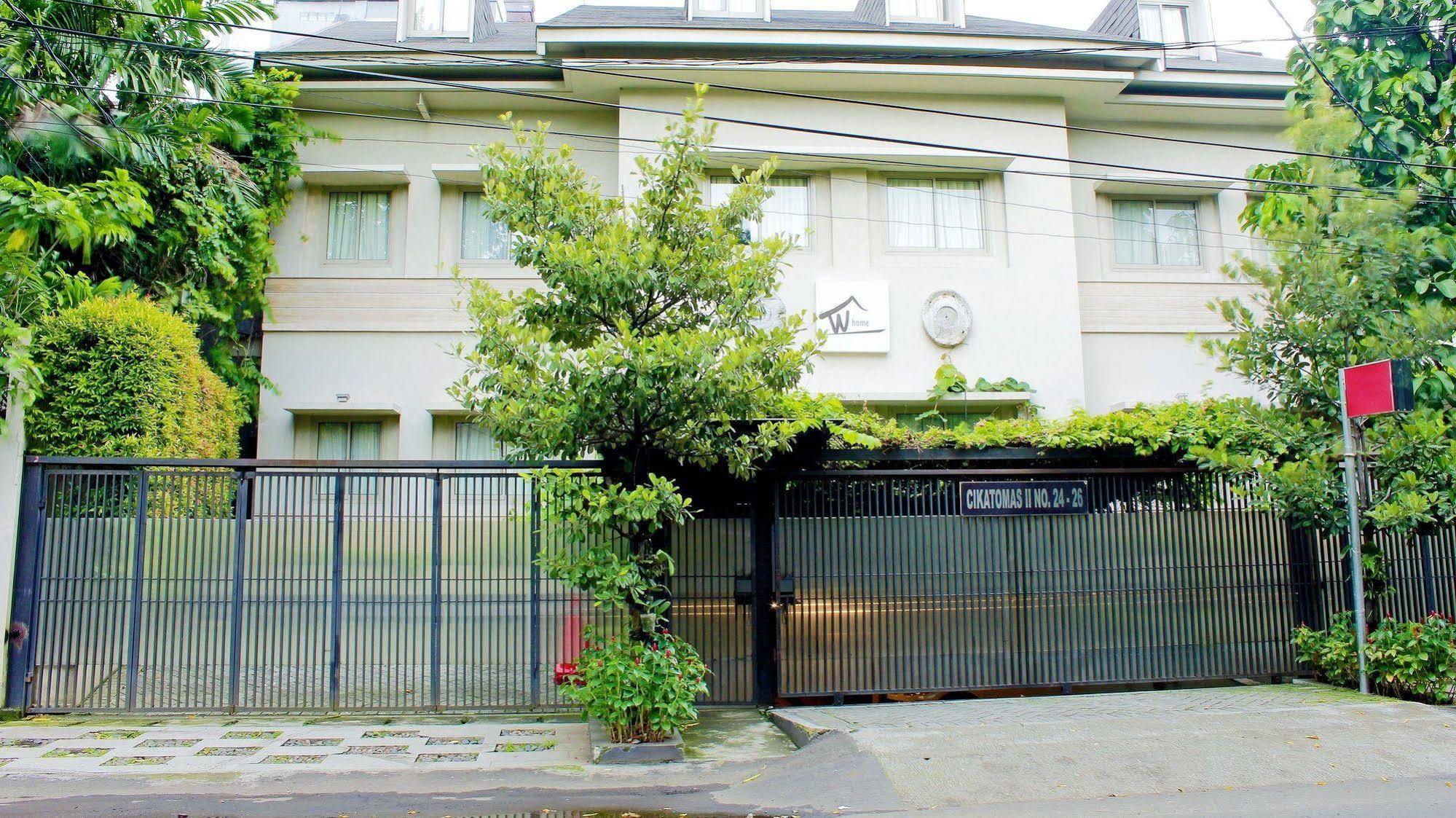 W Home Cikatomas Джакарта Экстерьер фото