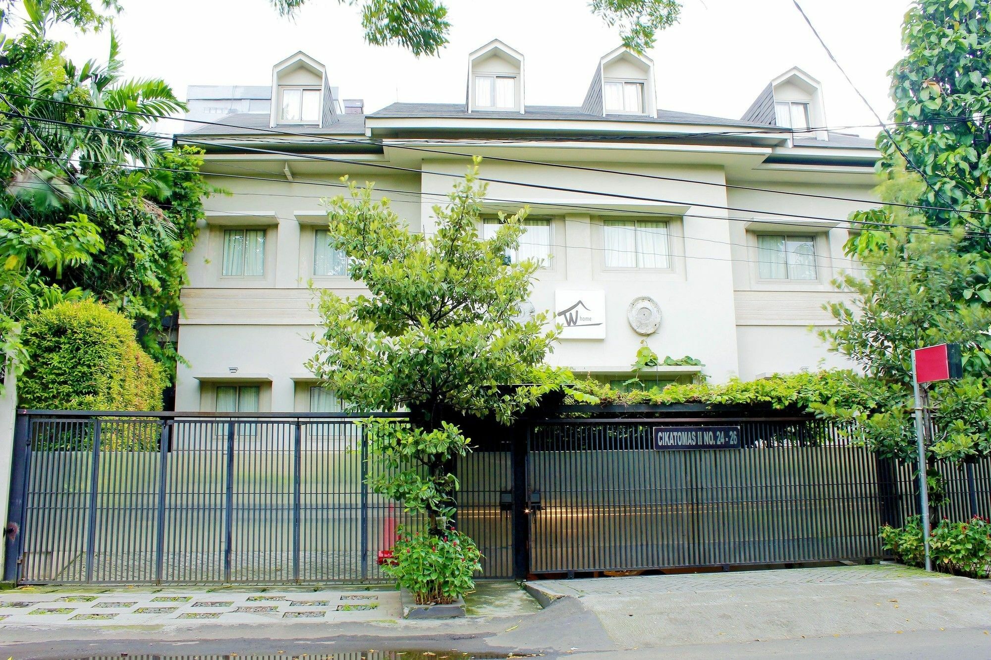 W Home Cikatomas Джакарта Экстерьер фото