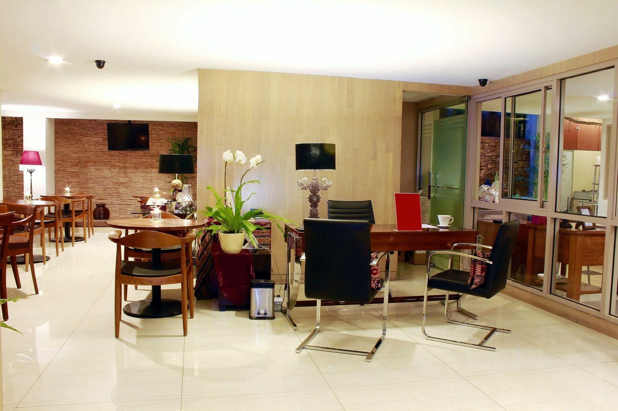 W Home Cikatomas Джакарта Экстерьер фото